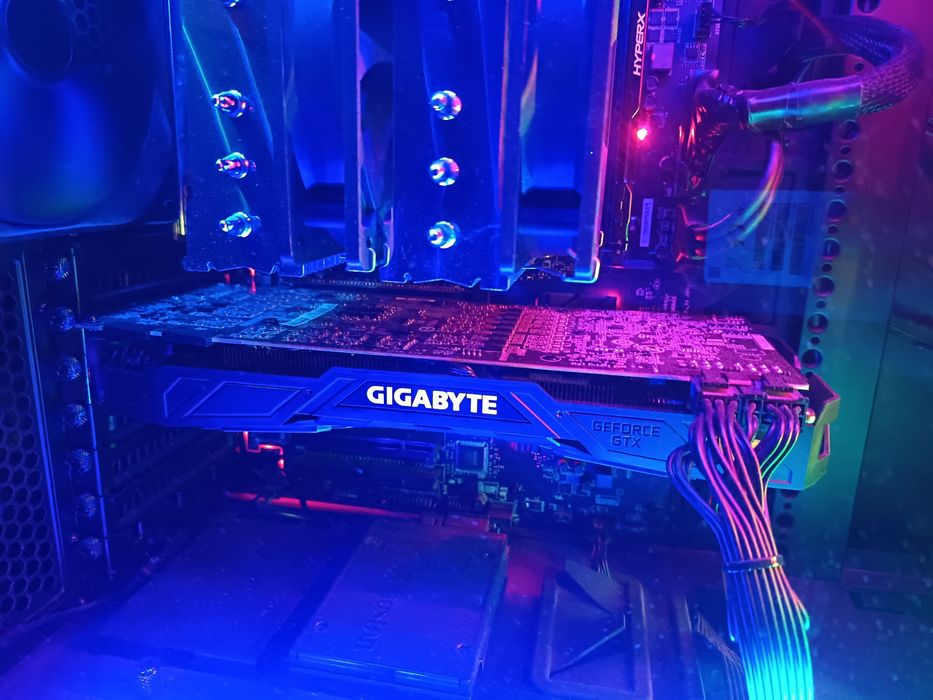 PC gaming setup monitor tastatura și căști gaming aquiris .