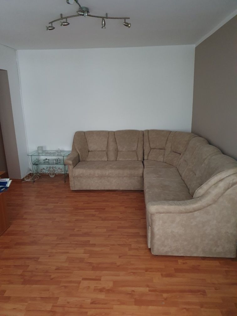 Închiriez apartament cu trei camere