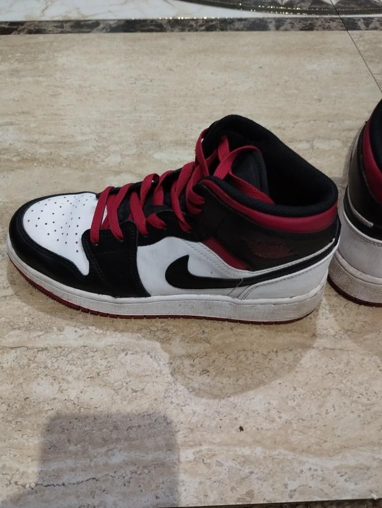 Jordan 1 black white and red femei