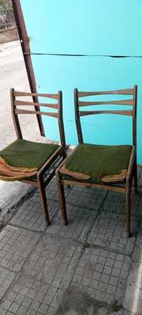 Стари дървени столове