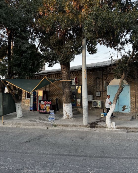 Xovli sotiladi yul ustida joylashgan eski shaxar bozor oldida