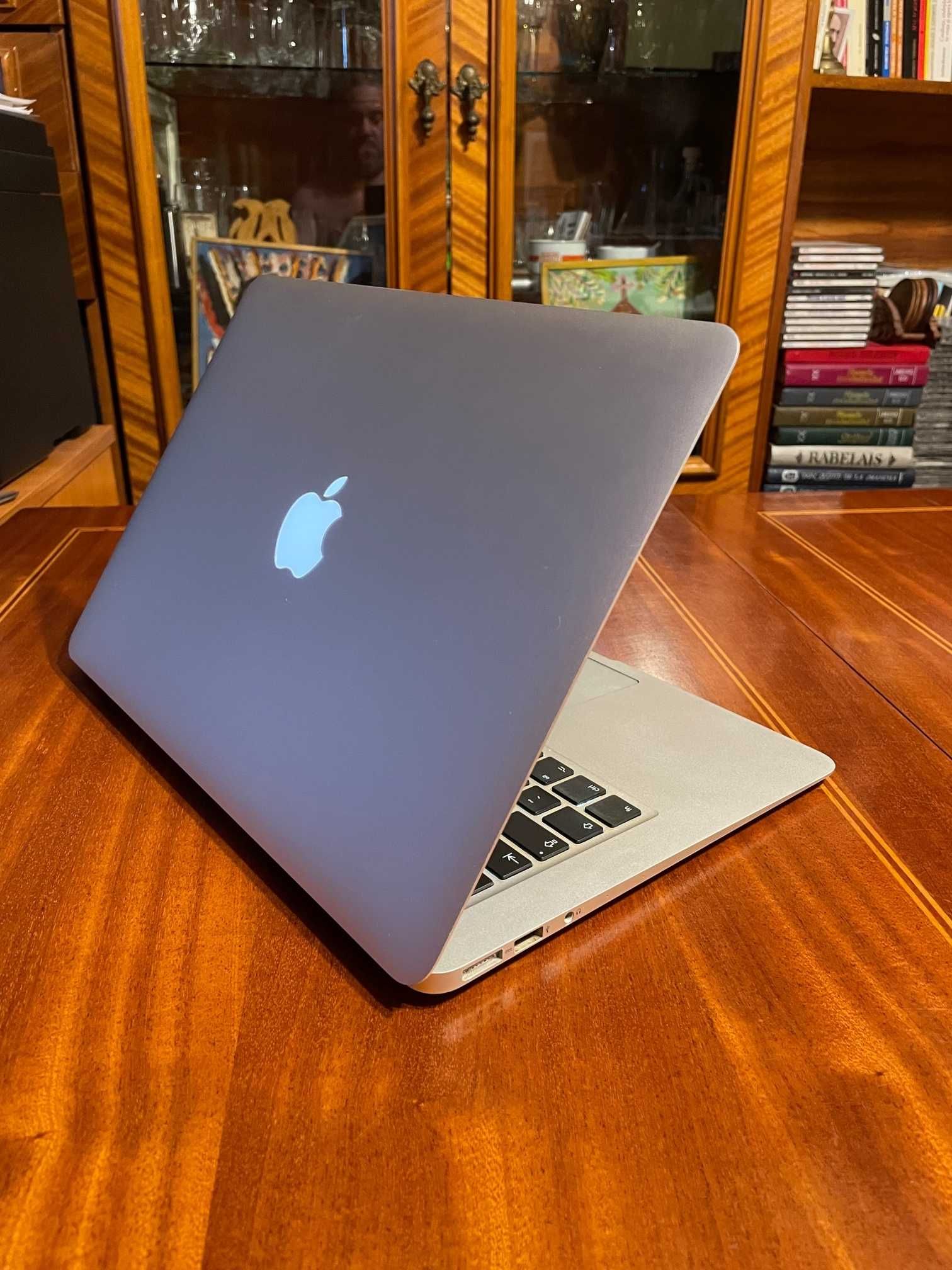 Laptop Apple MacBook Air (OS High Sierra 2015), 13 inch 8GB - 1250 lei