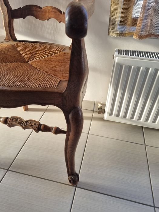 Scaun Lemn masiv sculptat și montat doar din cuie de Lemn fără metal
