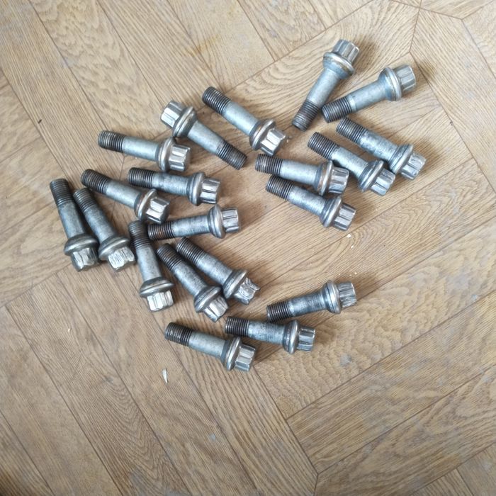 Продаётся болты от 221 мерс 20шт болта цена договорная