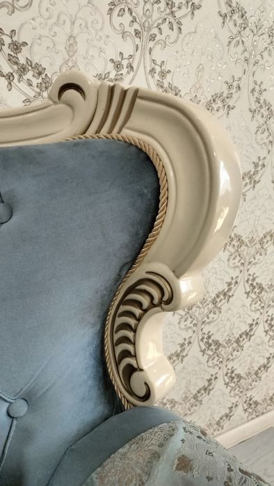 Диван с двумя креслами