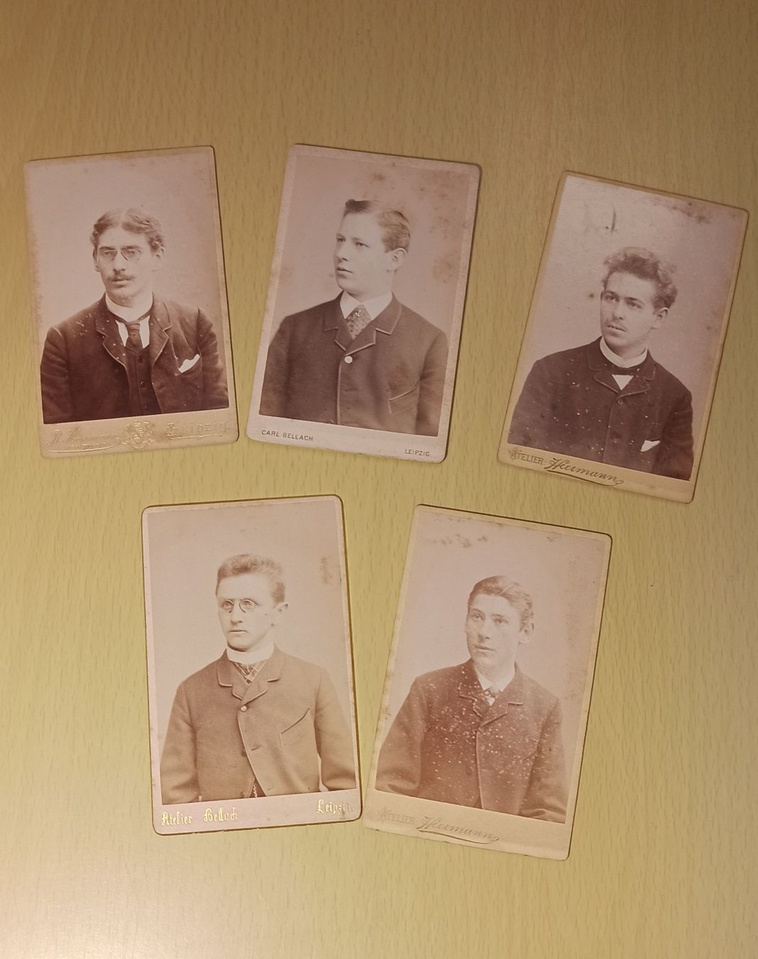 Vând fotografii  cartonate cdv format 10,5*6,5 ,anii 1887-1889