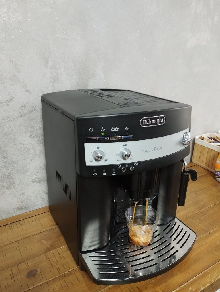 Espressor expresor aparat cafea DeLonghi Magnifica ECO