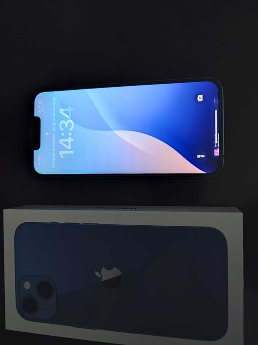 Мобилен телефон iPhone 13  256 GB  отлично състояние син цвят