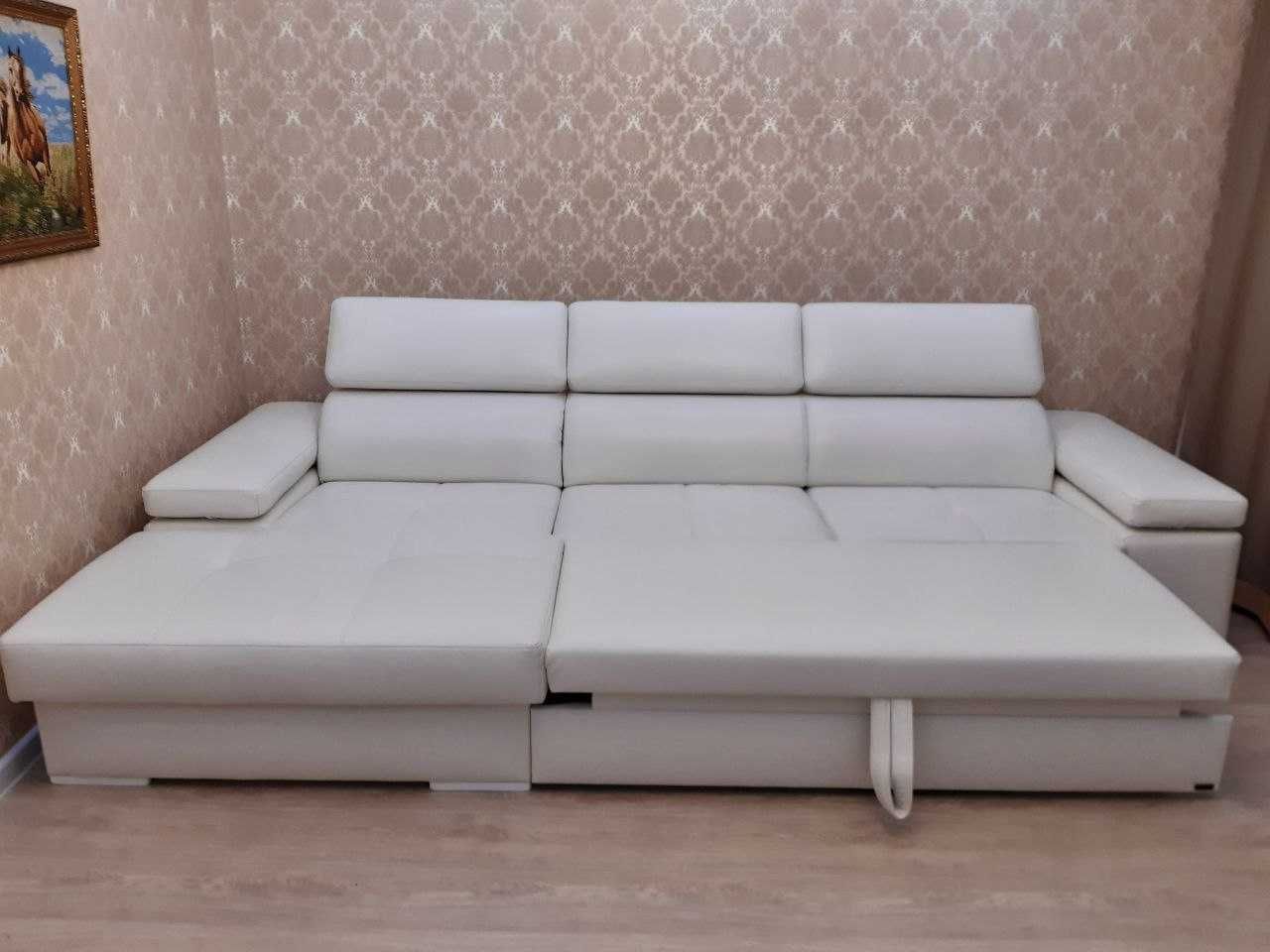 Очень шикарный, удобный диван белого цвета для гостиной