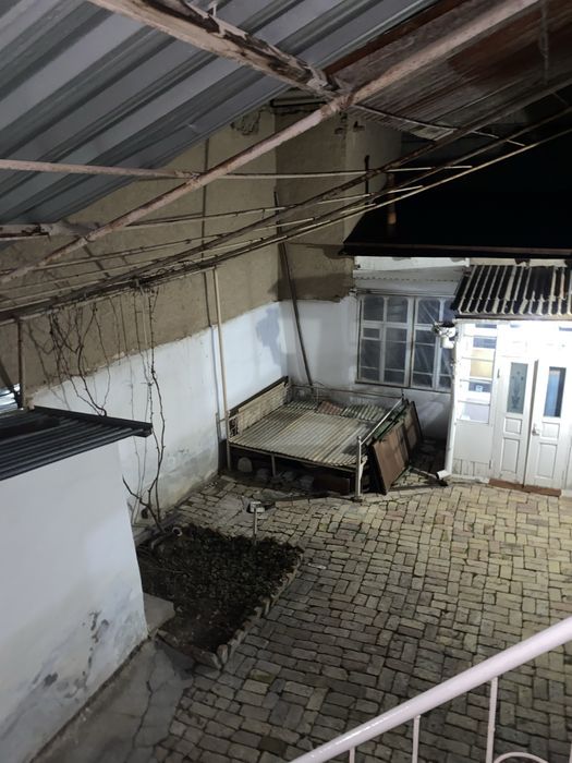 Srochniga sotiladi hovli Registonda (21 maktab orqasi)