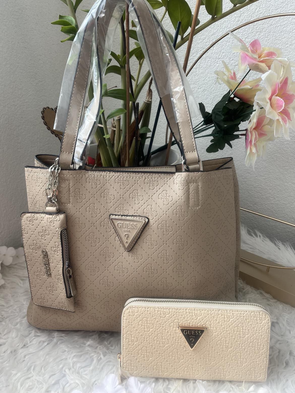 Guess различни модела в различни цветове