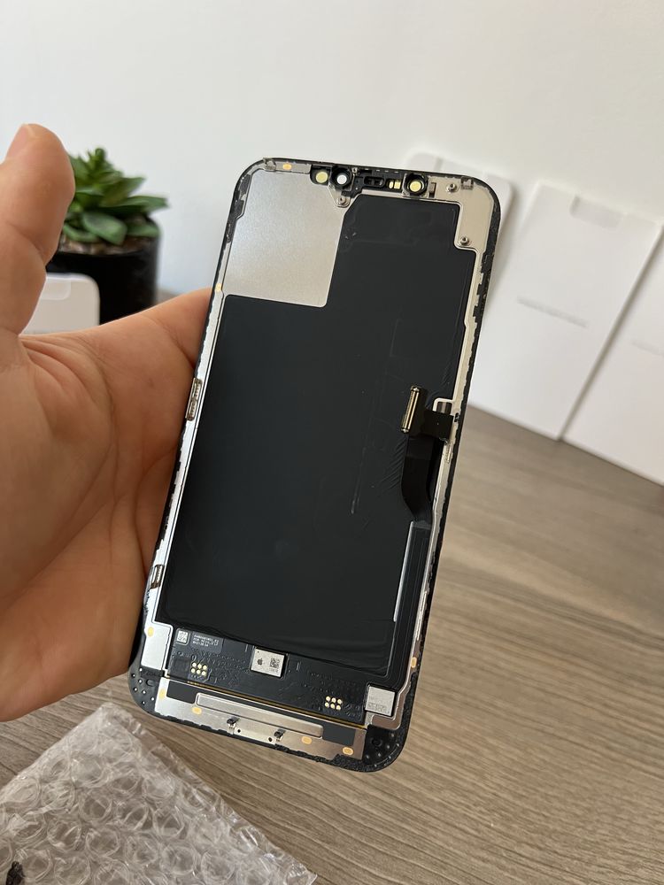 Оригинален дисплей за iPhone 12 PRO MAX, със забележка!