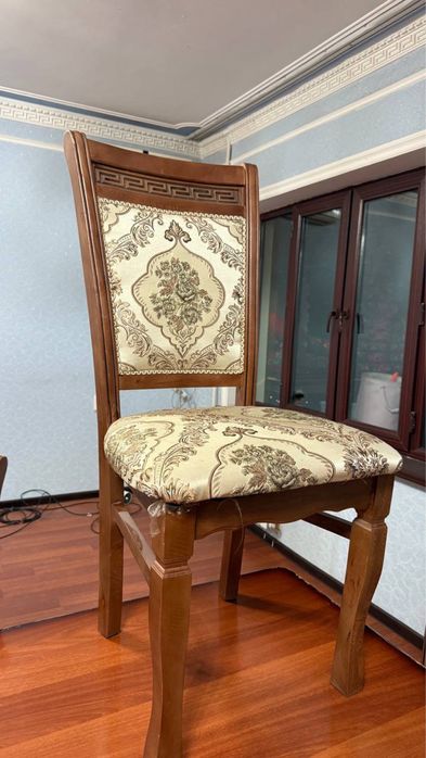 Стол и 12 стульев для гостиной