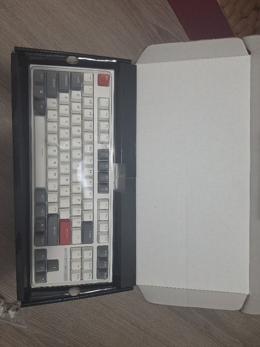 Vând tastatura royal kludge rk87 (key cap puller inclus) noua