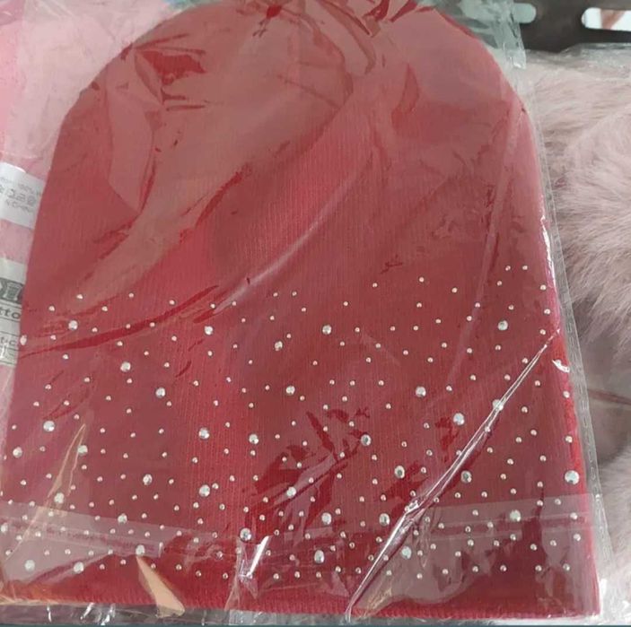 Fes dama visiniu cu strasuri