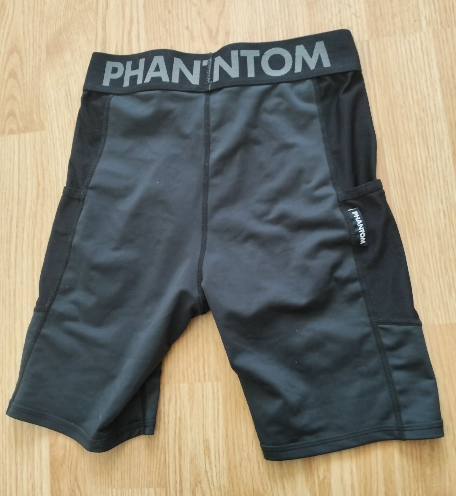 Pantaloni de luptă Phantom athletics marime S-M
Stare foarte buna ,eti