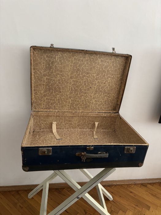 Маса декорация със стар Чехословашки  куфар  55 лв.