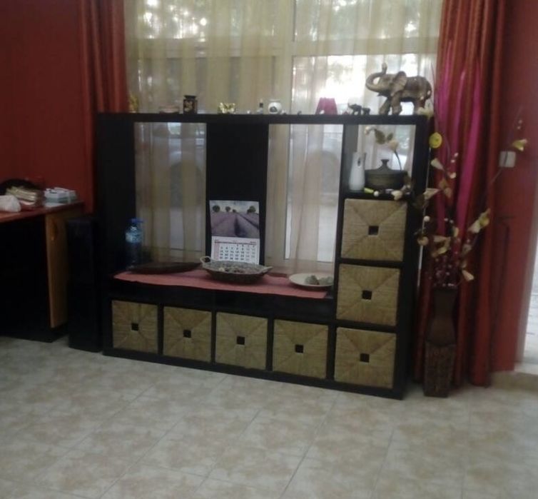 Кафяв дървен шкаф за телевизор с плетени кошници СПЕШНО!