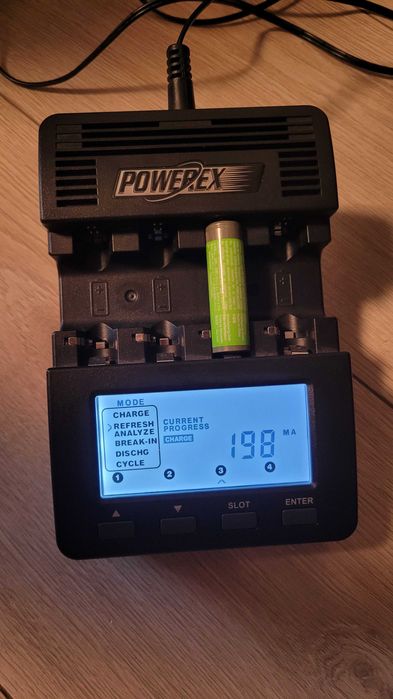 Incarcator analizor baterii Maha MH-C9000