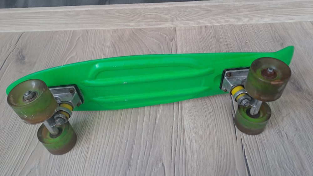 Skatebord verde cu lumini
