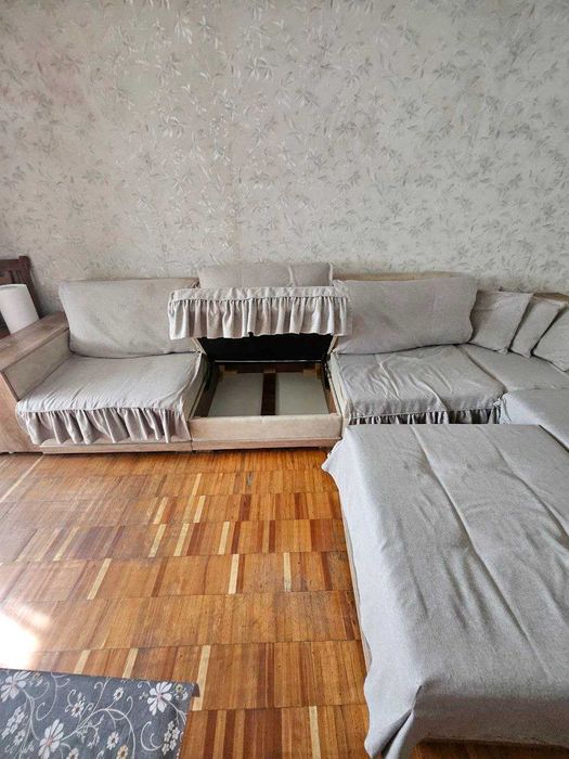 Гостиный уголок в хорошем состоянии с чехлом