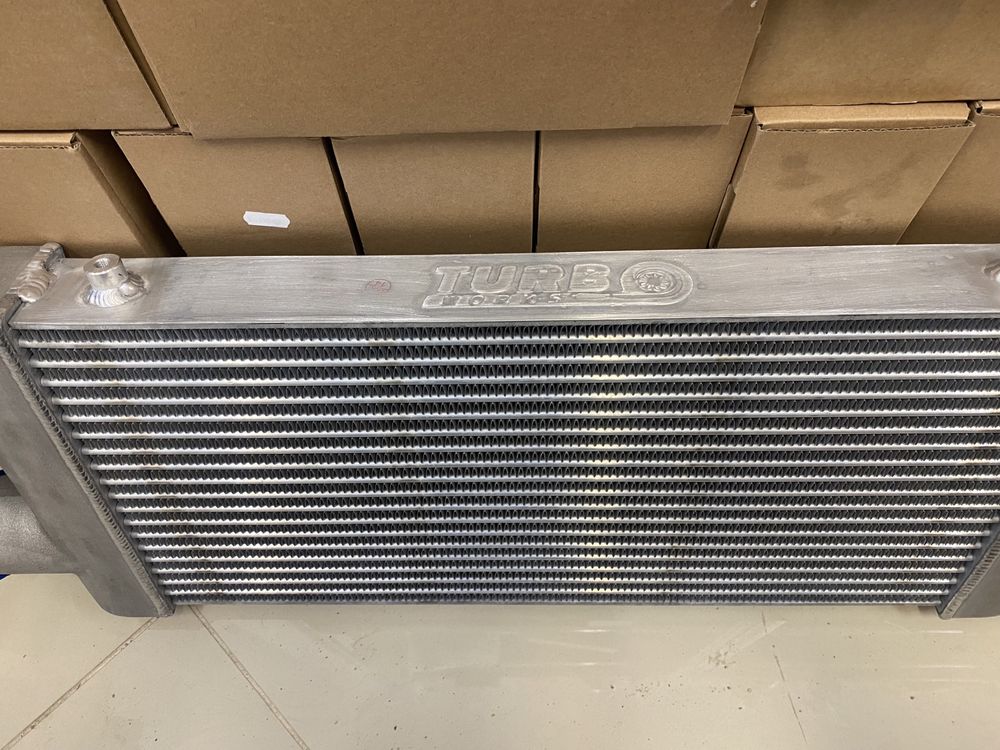 TurboWorks универсален интеркулер Intercooler 600х300х76 едностранен