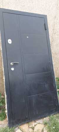 Продам качественный наружный дверь 40000т