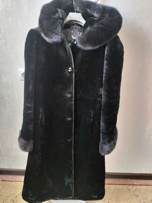 Шуба  мутоновая из натурального меха с норковым капюшоном