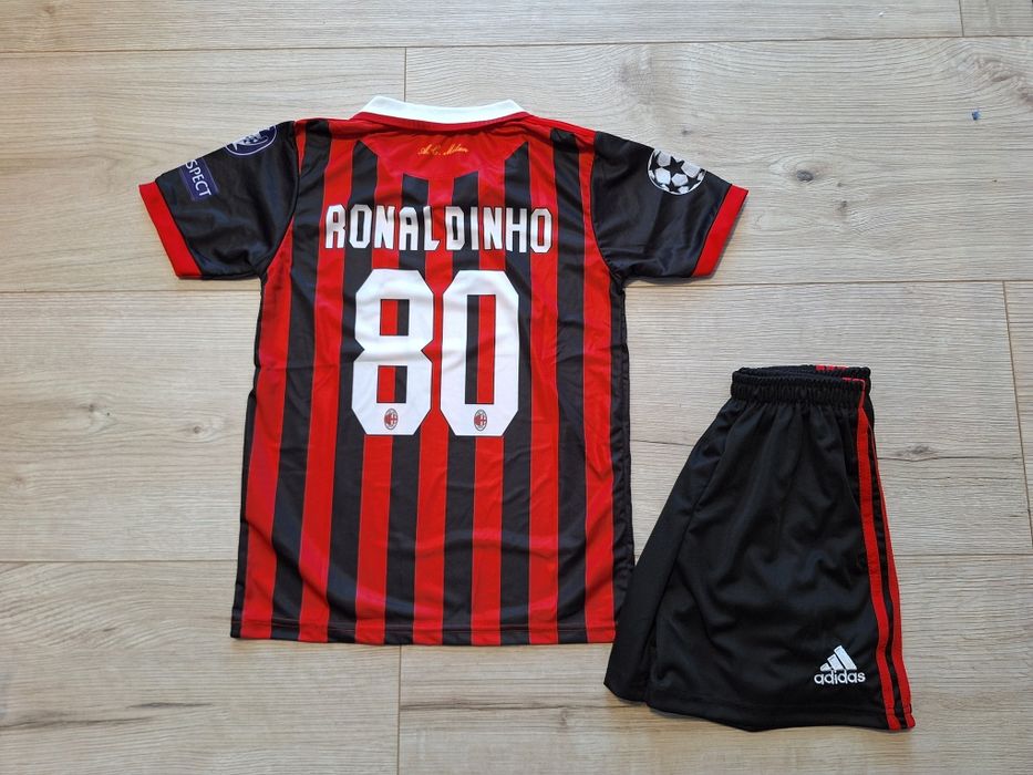 Детски екип на Роналдиньо МИЛАН ретро модел!!!