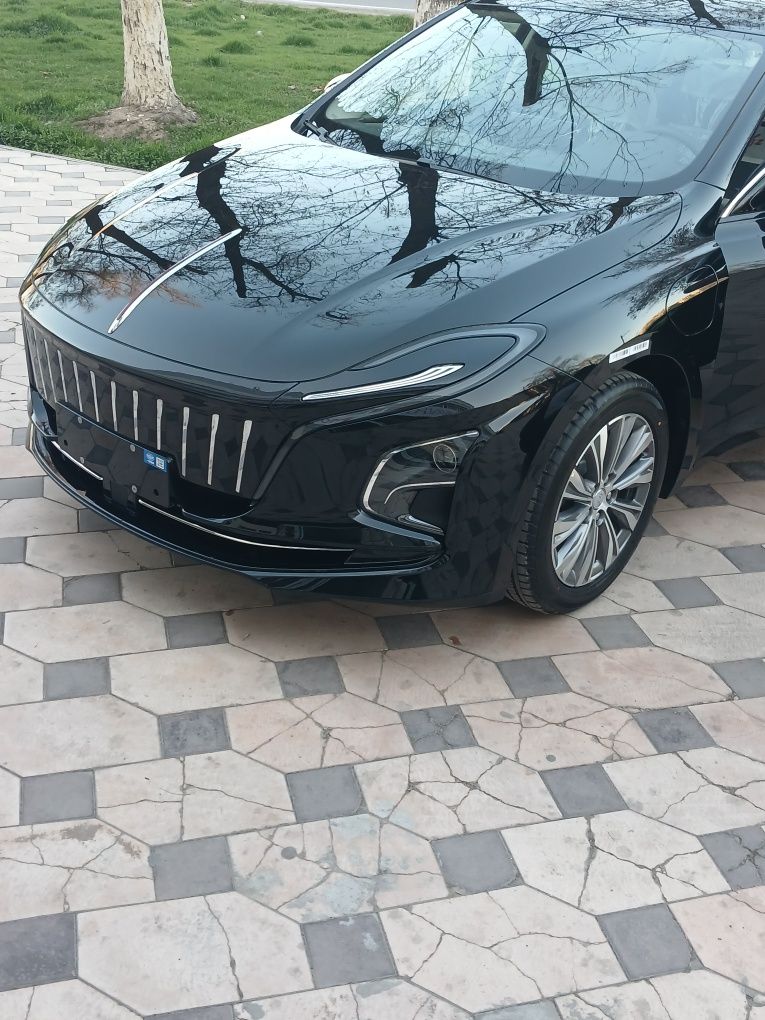 Hongqi Eqm 500km Qora rangli Toshkentda Avtosalonda tayyor