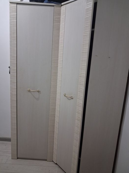 Угловой шкаф и стулья