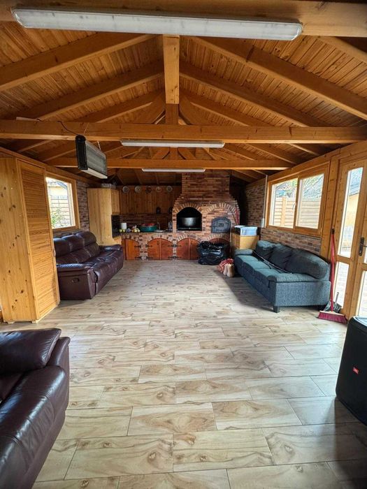 Casă de vânzare + 2 spații comerciale funcționale + foișor inchis