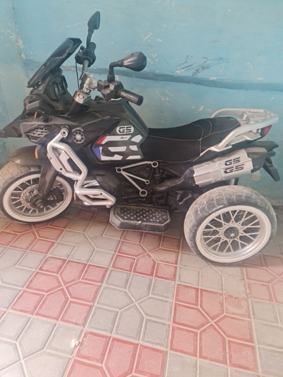 Bolalar uchun elektro motosikl uch gʻildirakli.