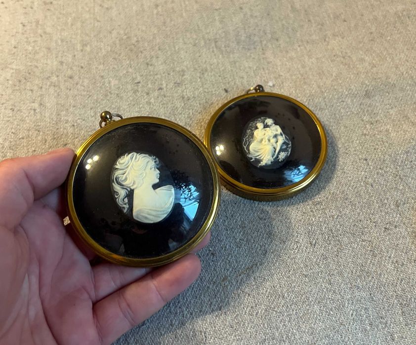 Set doua miniature cameo sculptate in rame rotunde vechi din alama