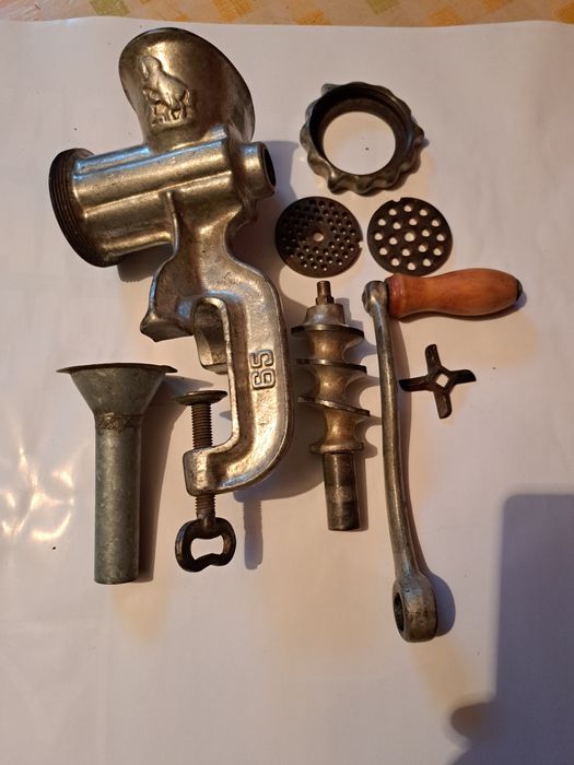 Продавам  машинка за месо