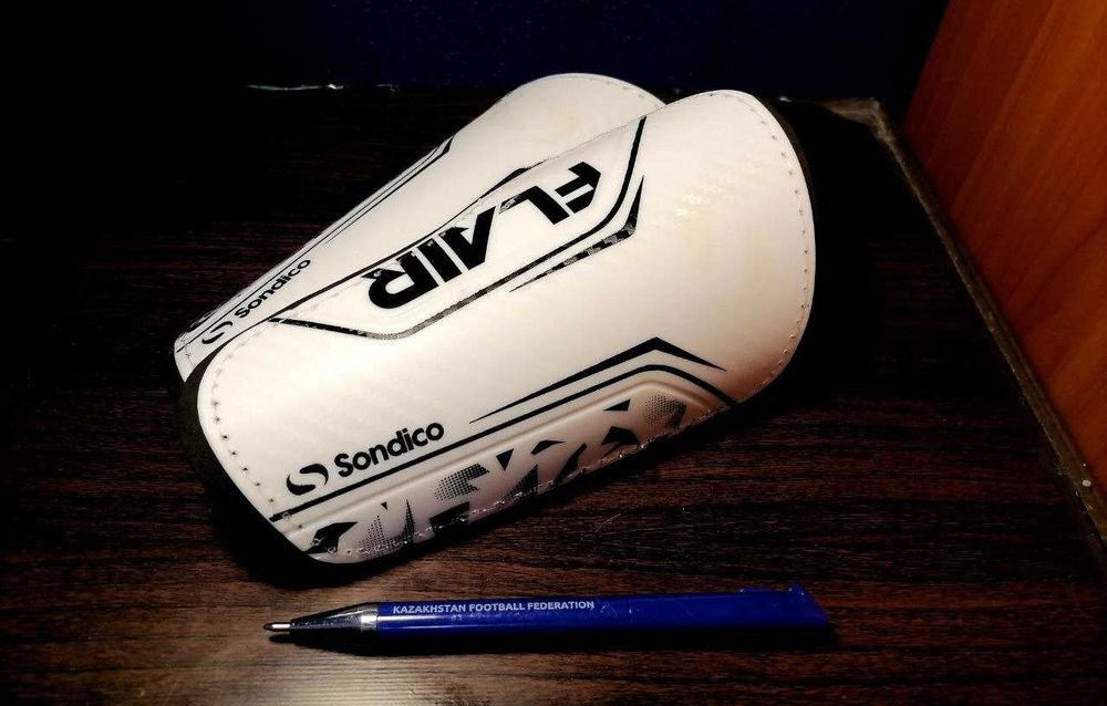 Английские фирменные щитки Sondico для футбола S-размера