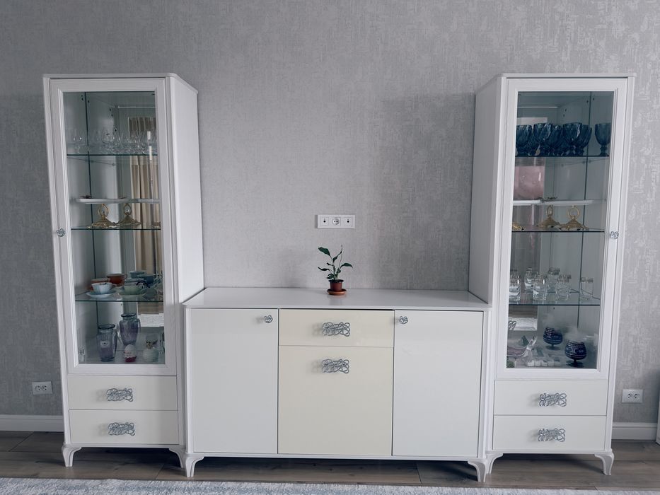 Продам шкаф сервант,два пинала