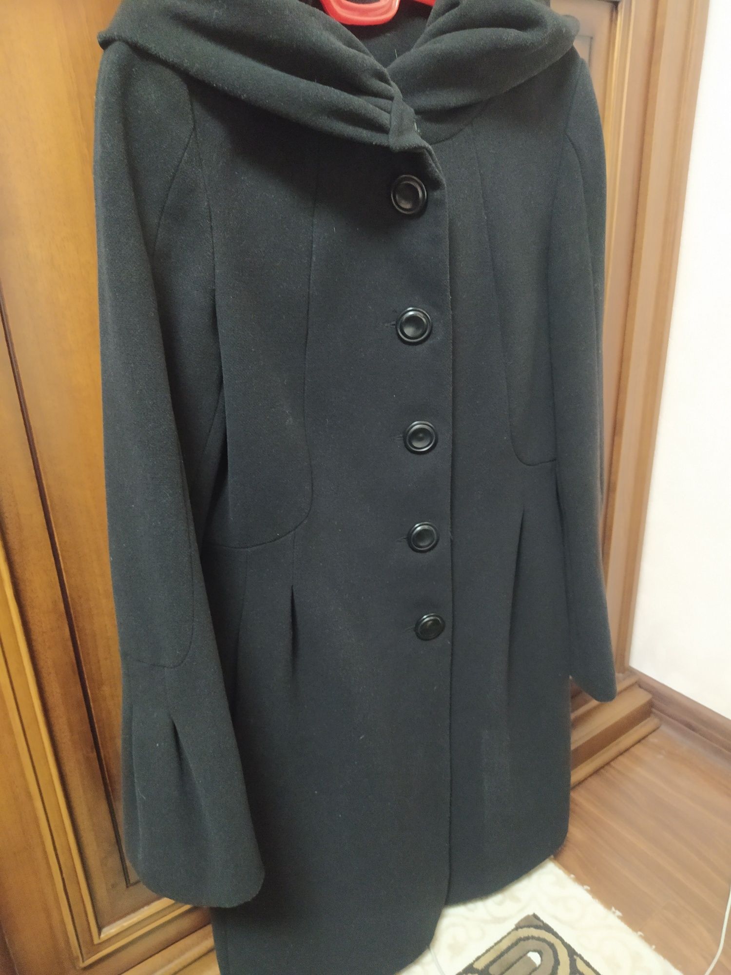 Женское пальто черного цвета  средней длины