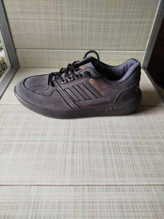 Продаю  новые качественные кроссовки Adidas р 43 звоните смело