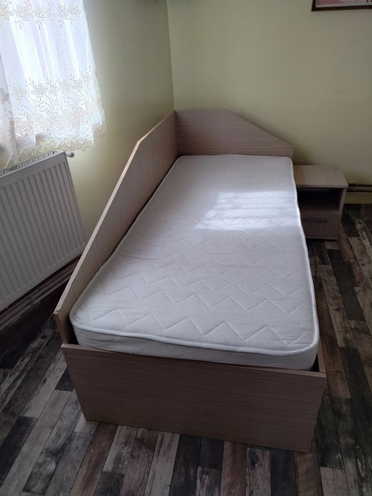 Vând pat din PAL, pentru o persoană cu saltea și somieră inclusă