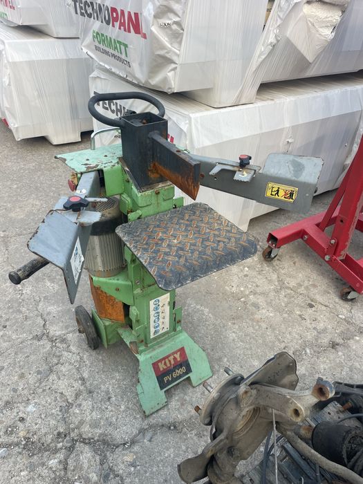 Хидравлична машина за цепене на дърва