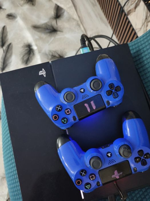 Продам пс4 в хорошем состоянии