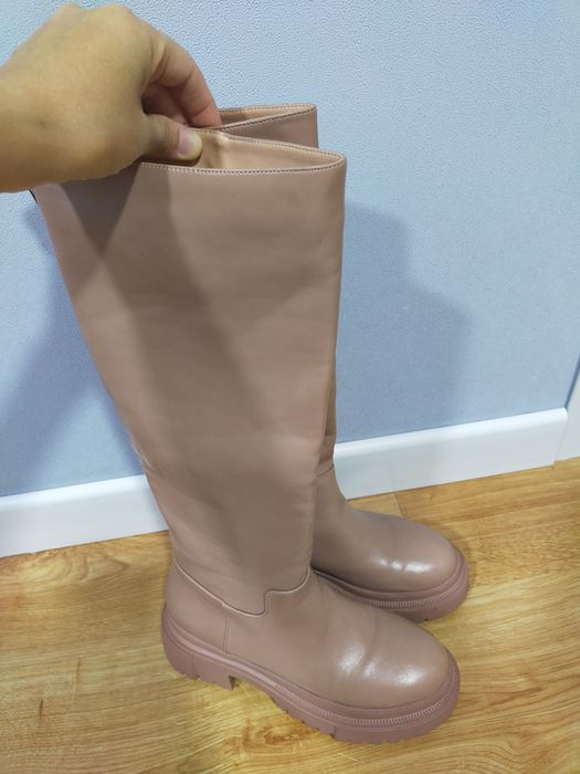 Осенние сапоги в пудровом цвете