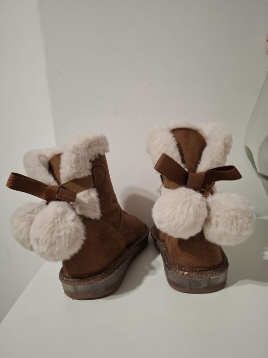 Детски кожени боти с пух, светещи,, неразличими от нови 10 размер.