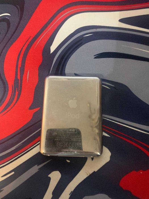 vand ipod generatia 3 + ipod socks