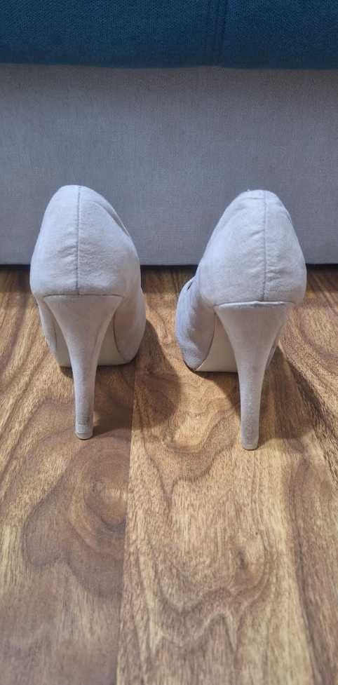 Tocuri elegante pentru dame