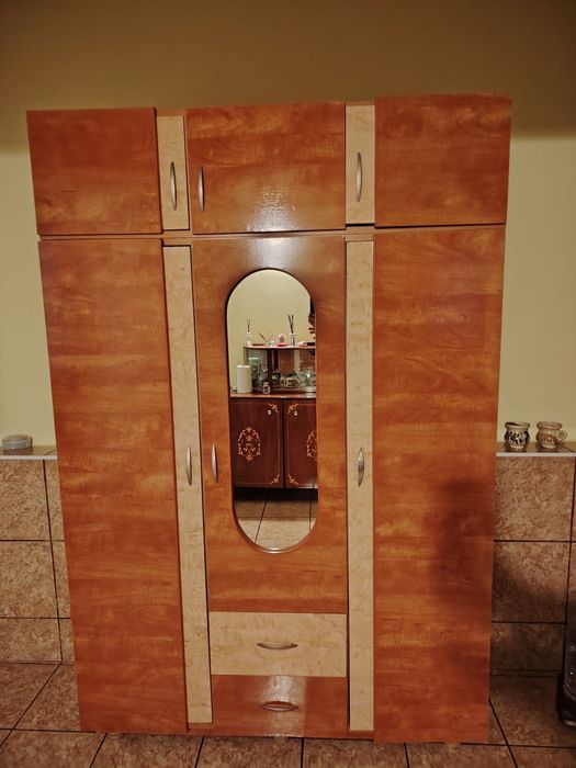 Vand șifonier si comodă