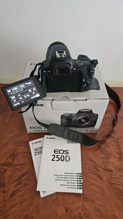 Aparat foto Canon EOS 250D cu obiectiv EF-S 18-55mm