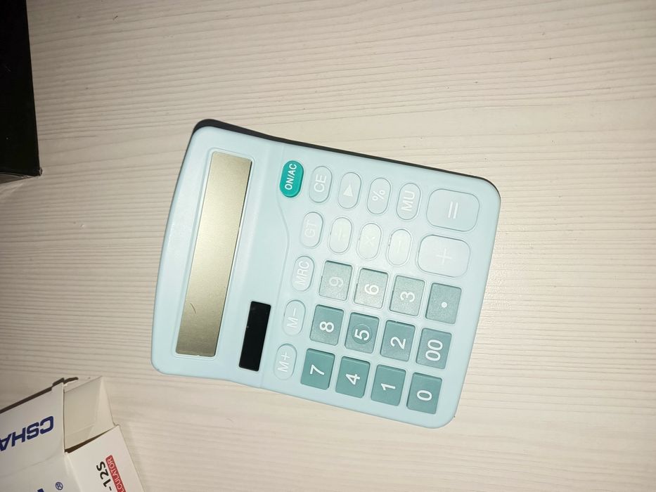 Калькулятор көк түсті