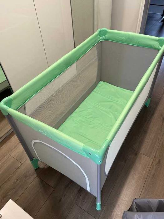 Patut de voiaj Smiki, ca nou, pliabil, cu geanta si baza pentru saltea